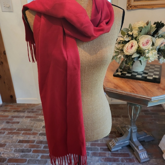 Preston and York 100% acrylic fringed red scarf - Picture 2 of 4